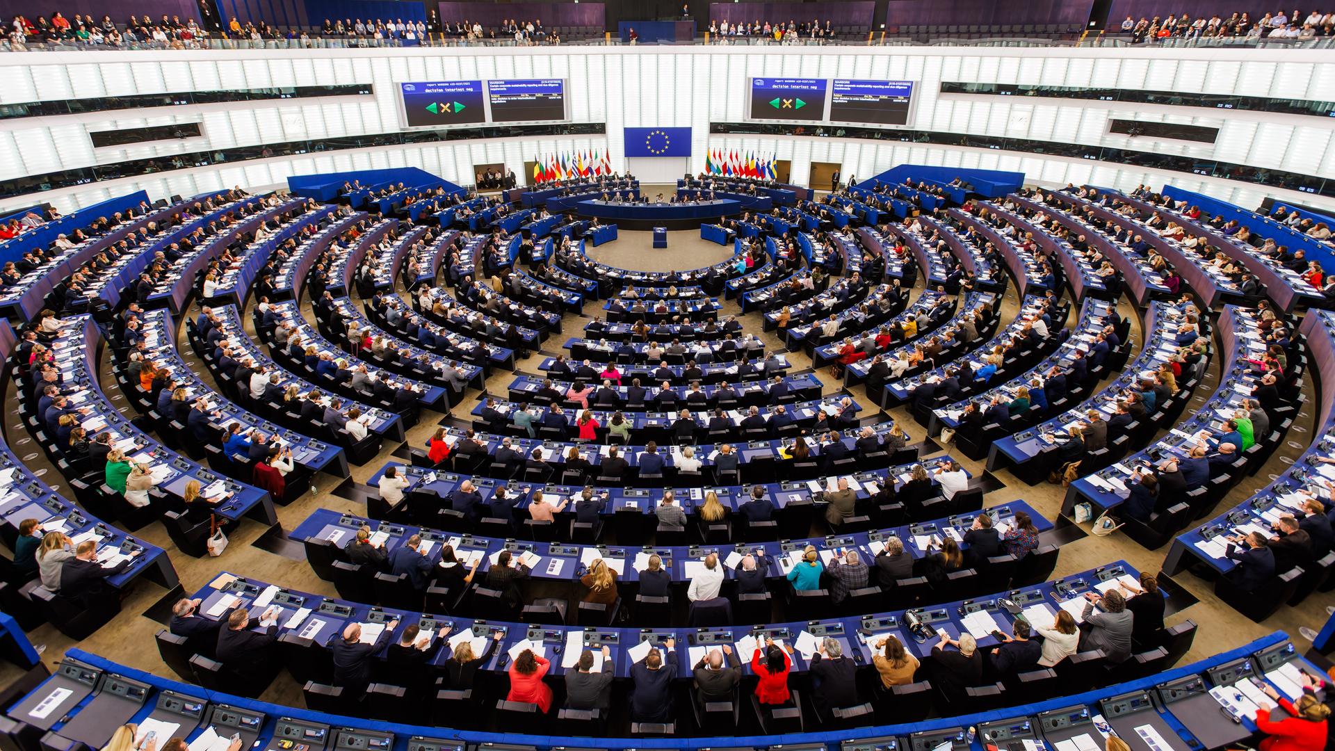 Abgeordnete des Europäischen Parlaments sitzen im Plenarsaal des Europäischen Parlaments.