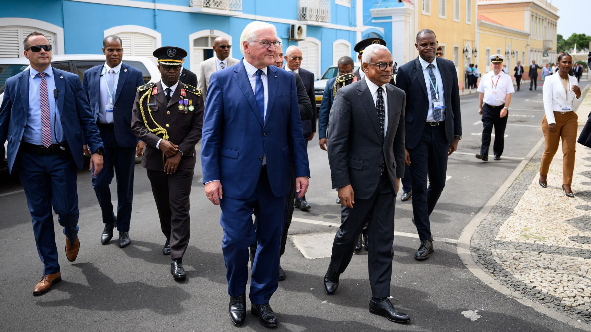 Kap Verde, Praia: Bundespräsident Frank-Walter Steinmeier (vorne l) und Jose Maria Pereira Neves (vorne r), Präsident von Kap Verde, gehen vom Amtssitz des Präsidenten, dem Plateau-Palast, zum Rathaus von Praia. Kap Verde, Praia: Bundespräsident Frank-Walter Steinmeier (vorne l) und Jose Maria Pereira Neves (vorne r), Präsident von Kap Verde, gehen vom Amtssitz des Präsidenten, dem Plateau-Palast, zum Rathaus von Praia.