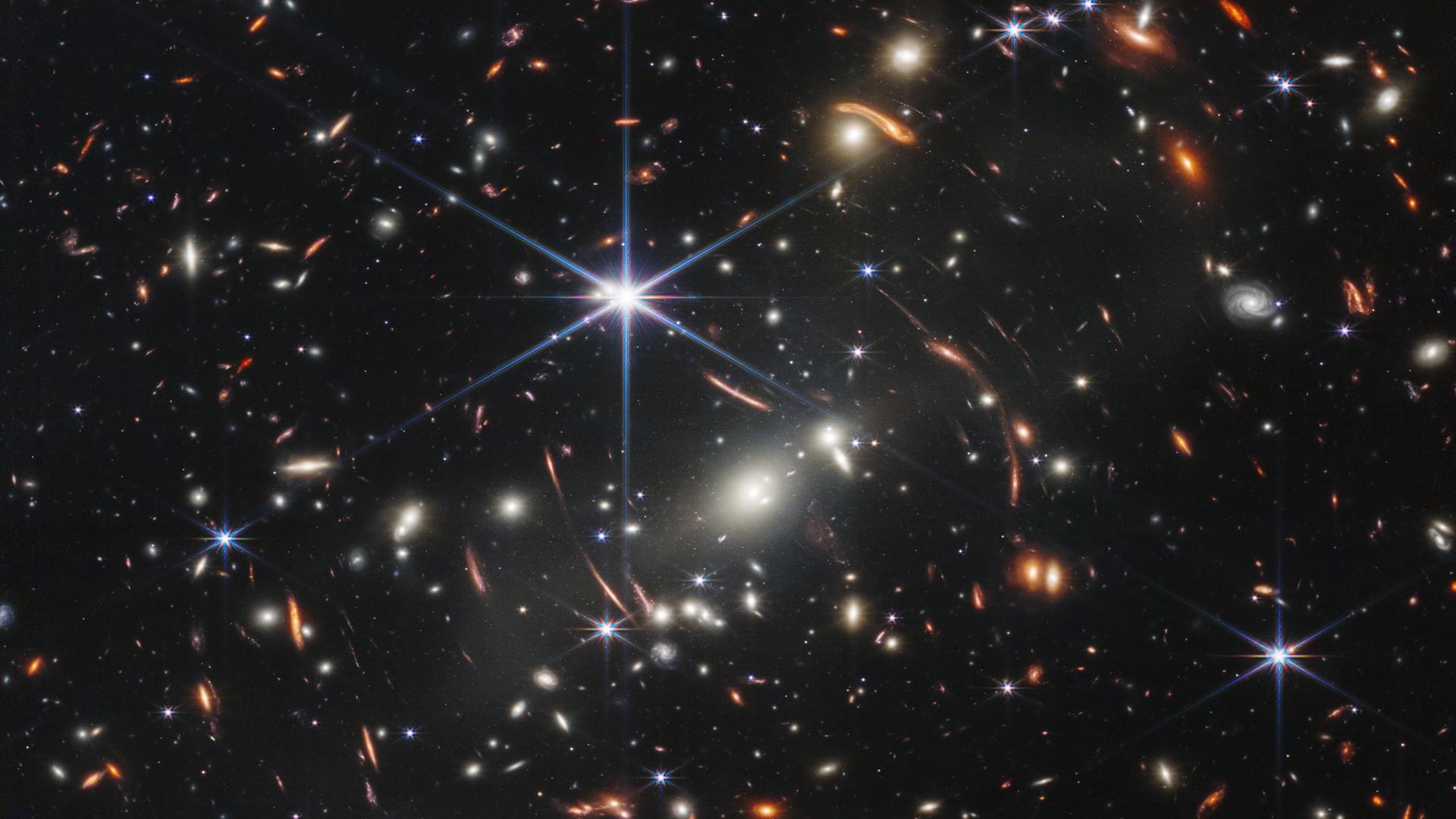 Auf dem ersten Farbbild des James Webb-Weltraumteleskops sind unzählige Sterne und Galaxien zu erkennen
