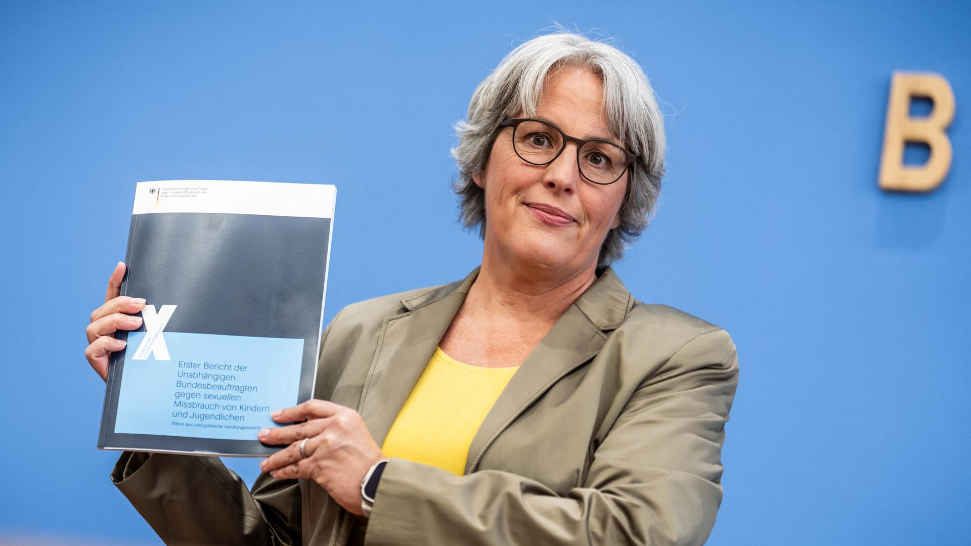 Kerstin Claus, die Missbrauchsbeauftragte des Bundes stellt den Bericht zum Ausmaß sexueller Gewalt gegen Kinder und Jugendliche vor.