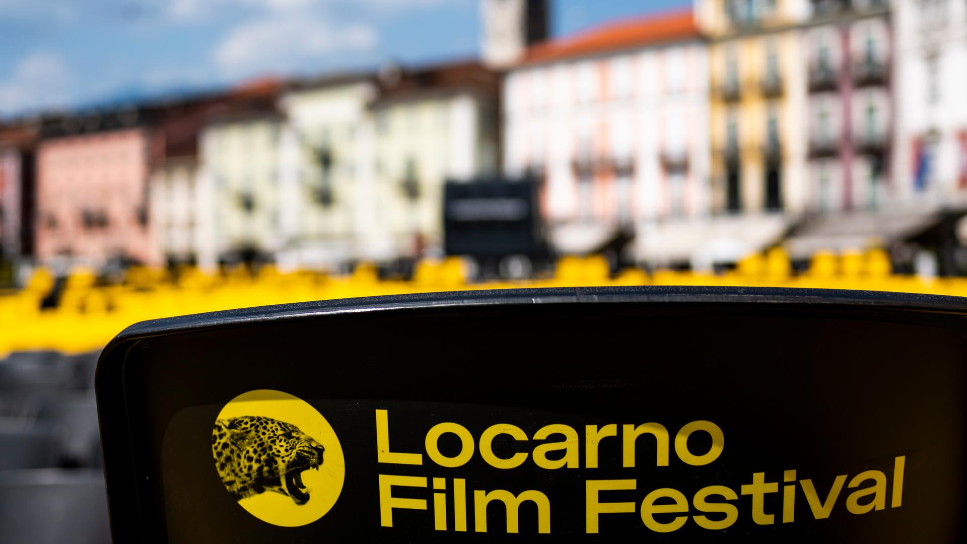 Das Logo des Filmfestivals von Locarno ist auf einem Stuhl auf der Piazza Grande zu sehen. 