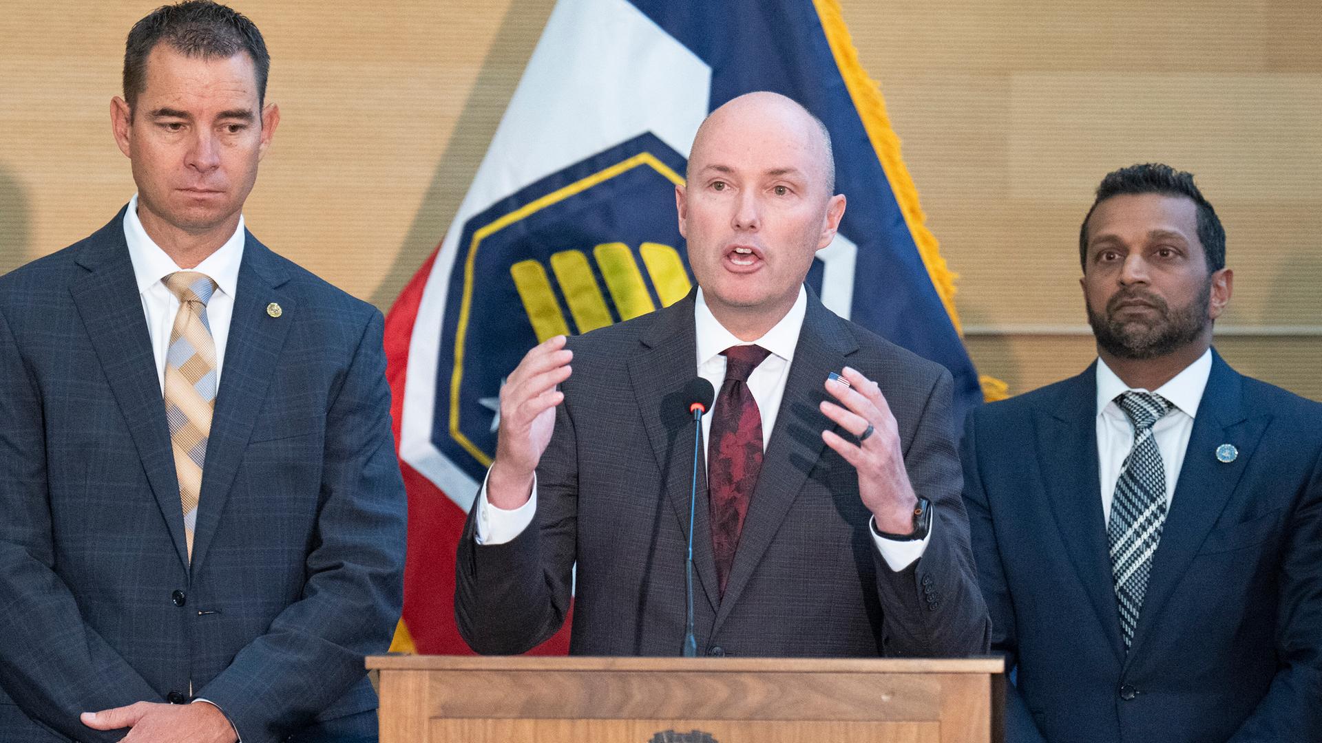 Der Gouverneur von Utah, Spencer Cox (Mitte), steht neben FBI-Direktor Kash Patel (rechts) und Beau Mason, Kommissar des Ministeriums für öffentliche Sicherheit von Utah, auf einer Pressekonferenz zur Ermordung des konservativen Aktivisten Charlie Kirk. Der Gouverneur von Utah, Spencer Cox (Mitte), steht neben FBI-Direktor Kash Patel (rechts) und Beau Mason, Kommissar des Ministeriums für öffentliche Sicherheit von Utah, auf einer Pressekonferenz zur Ermordung des konservativen Aktivisten Charlie Kirk.