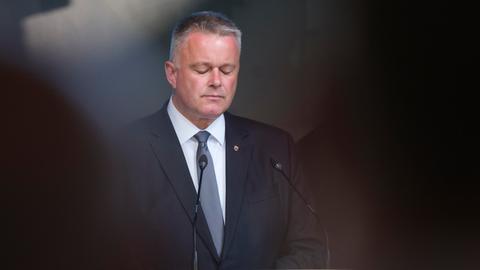 Der Ministerpräsident von Rheinland-Pfalz, Gordon Schnieder (CDU) spricht auf einer Gedenkveranstaltung. 