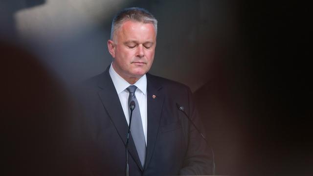 Gordon Schnieder (CDU) spricht auf einer Gedenkveranstaltung. 