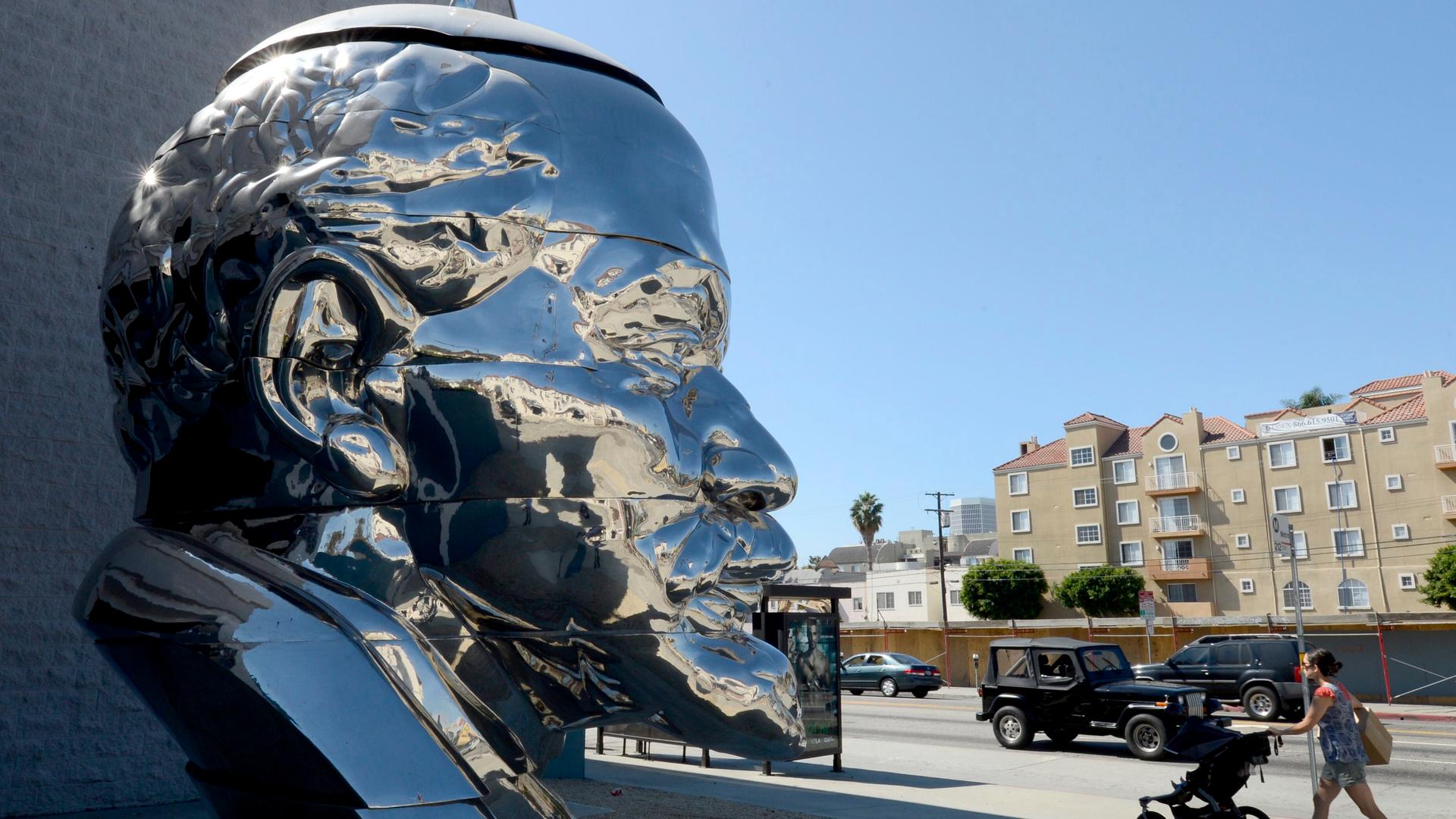 Vor dem ACE Museum in Los Angeles, USA, steht ein riesiger Kopf aus Edelstahl von Lenin, dem russischen kommunistischen Revolutionär. Das Werk der chinesischen Brüder Gao (Zhen und Qiang) trägt den Titel „Miss Mao”.