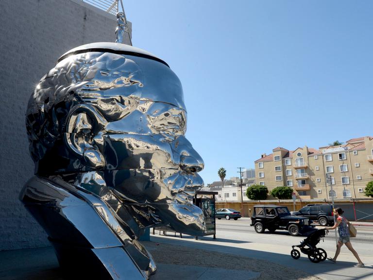 Vor dem ACE Museum in Los Angeles, USA, steht ein riesiger Kopf aus Edelstahl von Lenin, dem russischen kommunistischen Revolutionär. Das Werk der chinesischen Brüder Gao (Zhen und Qiang) trägt den Titel „Miss Mao”.