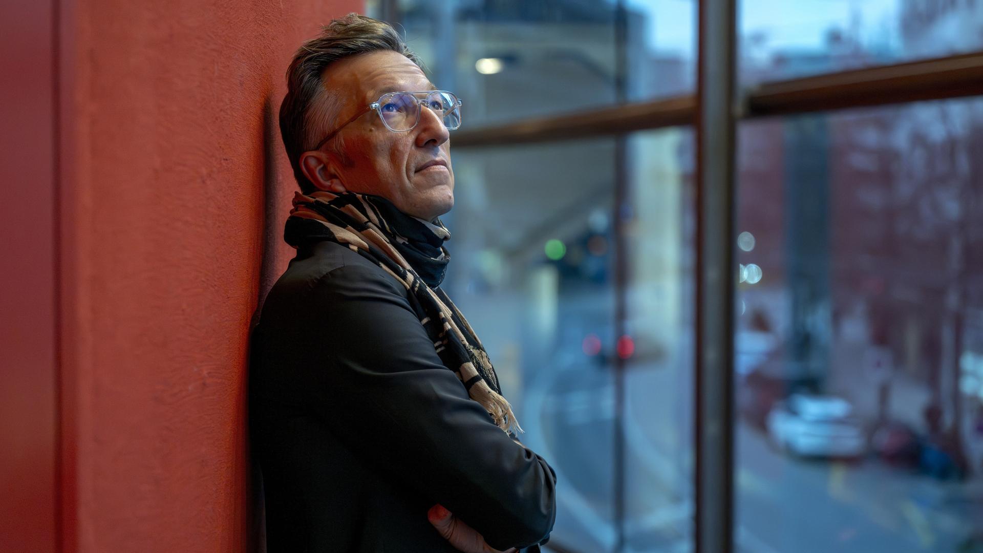 Der Schweizer Schriftsteller, Buehnenautor, Theaterregisseur und Dramaturg Lukas Baerfuss bei einem Interview in Basel, am Dienstag, 10. Dezember 2024 Der Schweizer Schriftsteller, Buehnenautor, Theaterregisseur und Dramaturg Lukas Baerfuss bei einem Interview in Basel, am Dienstag, 10. Dezember 2024