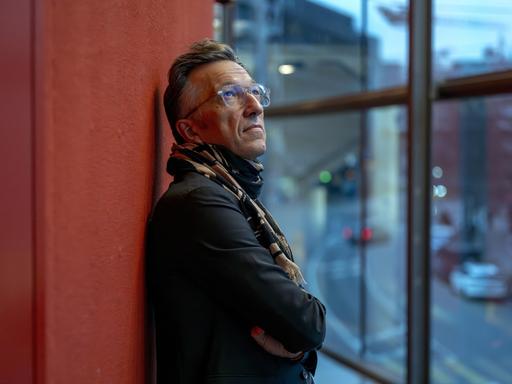 Der Schweizer Schriftsteller, Buehnenautor, Theaterregisseur und Dramaturg Lukas Baerfuss bei einem Interview in Basel, am Dienstag, 10. Dezember 2024