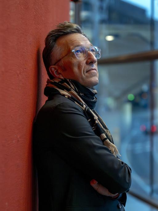 Der Schweizer Schriftsteller, Buehnenautor, Theaterregisseur und Dramaturg Lukas Baerfuss bei einem Interview in Basel, am Dienstag, 10. Dezember 2024 Der Schweizer Schriftsteller, Buehnenautor, Theaterregisseur und Dramaturg Lukas Baerfuss bei einem Interview in Basel, am Dienstag, 10. Dezember 2024