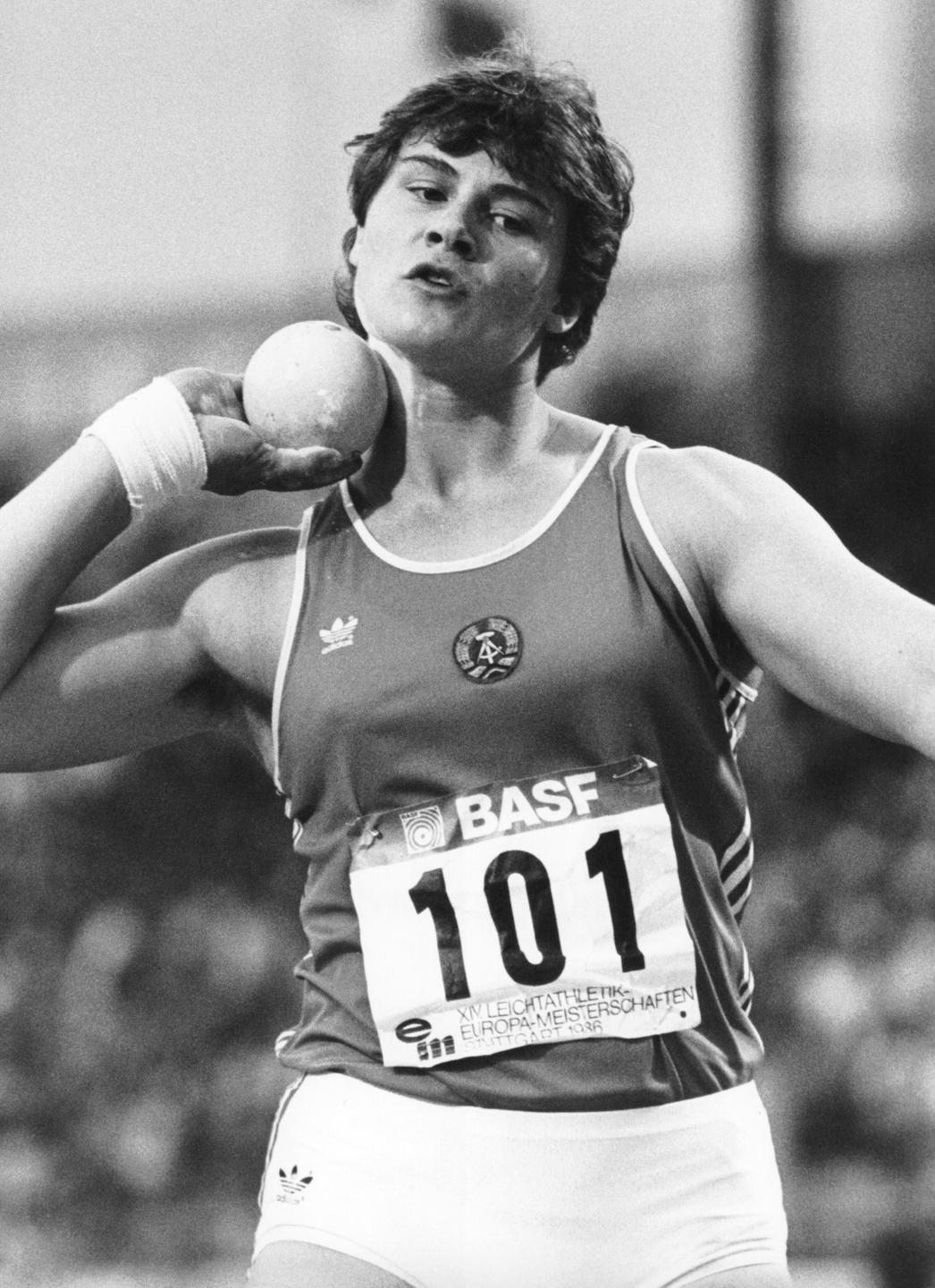 Die DDR-Athletin Heidi Krieger konzentriert sich vor ihrem Versuch am 26.8.1986 bei der Leichtathletik-EM in Stuttgart. Mit einer Weite von 21,10 Meter wird sie Europameisterin im Kugelstoßen.