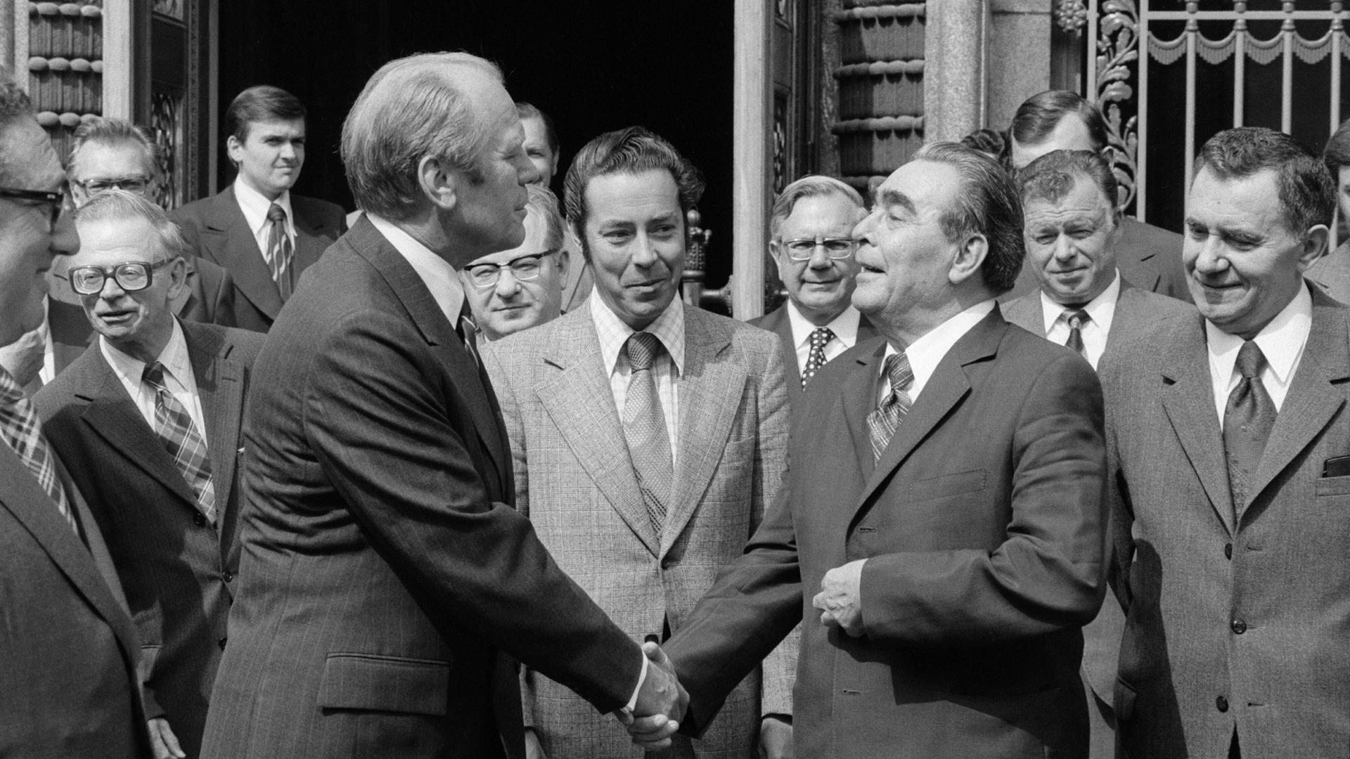 US-Präsident Gerald Ford und der sowjetische Generalsekretär Leonid Breschnew treffen sich 1975 in Helsinki.