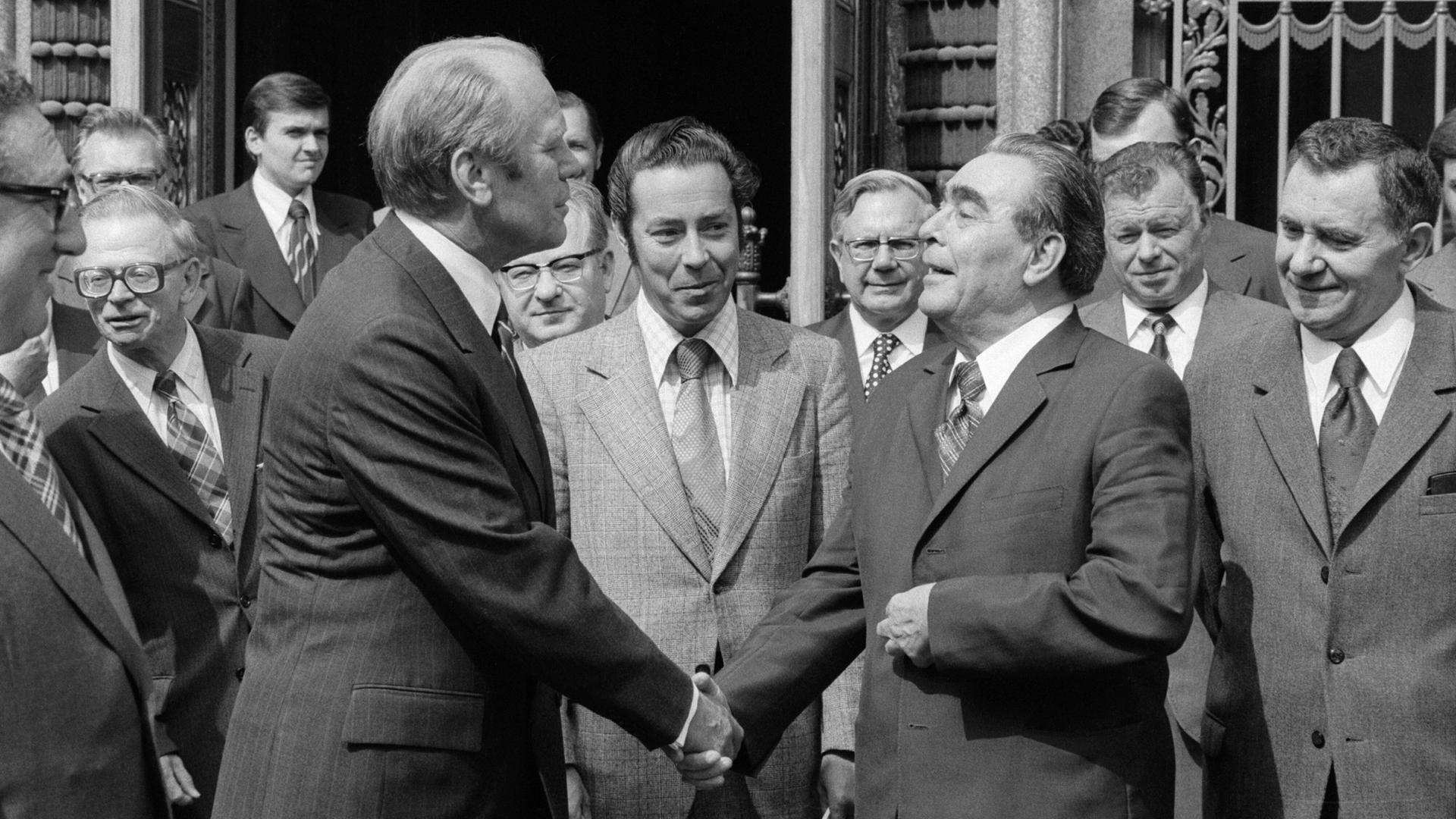 US Präsident Gerald Ford und der sowjetische Generalsekretär Leonid Breschnew schütteln sich die Hände, 1975 in Helsinki bei der KSZE Konferenz. US Präsident Gerald Ford und der sowjetische Generalsekretär Leonid Breschnew schütteln sich die Hände, 1975 in Helsinki bei der KSZE Konferenz.