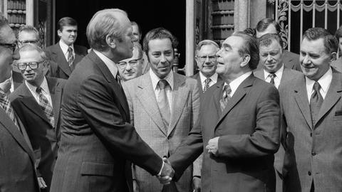 US-Präsident Gerald Ford und der sowjetische Generalsekretär Leonid Breschnew treffen sich 1975 in Helsinki.