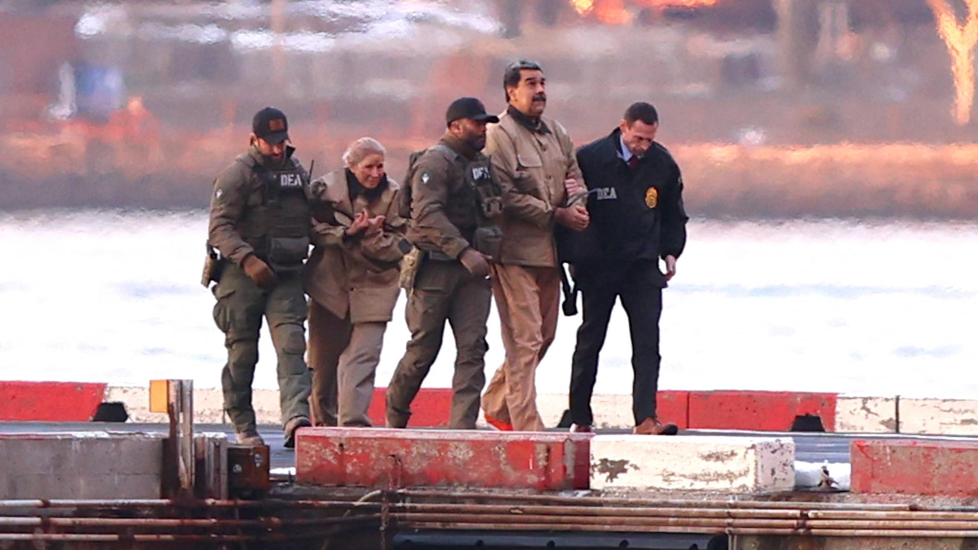 Nicolas Maduro und seine Frau Cilia Flores am Helikopterflughafen in New York auf dem Weg zum Bundesbezirksgericht in Manhattan. Nicolas Maduro und seine Frau Cilia Flores am Helikopterflughafen in New York auf dem Weg zum Bundesbezirksgericht in Manhattan.