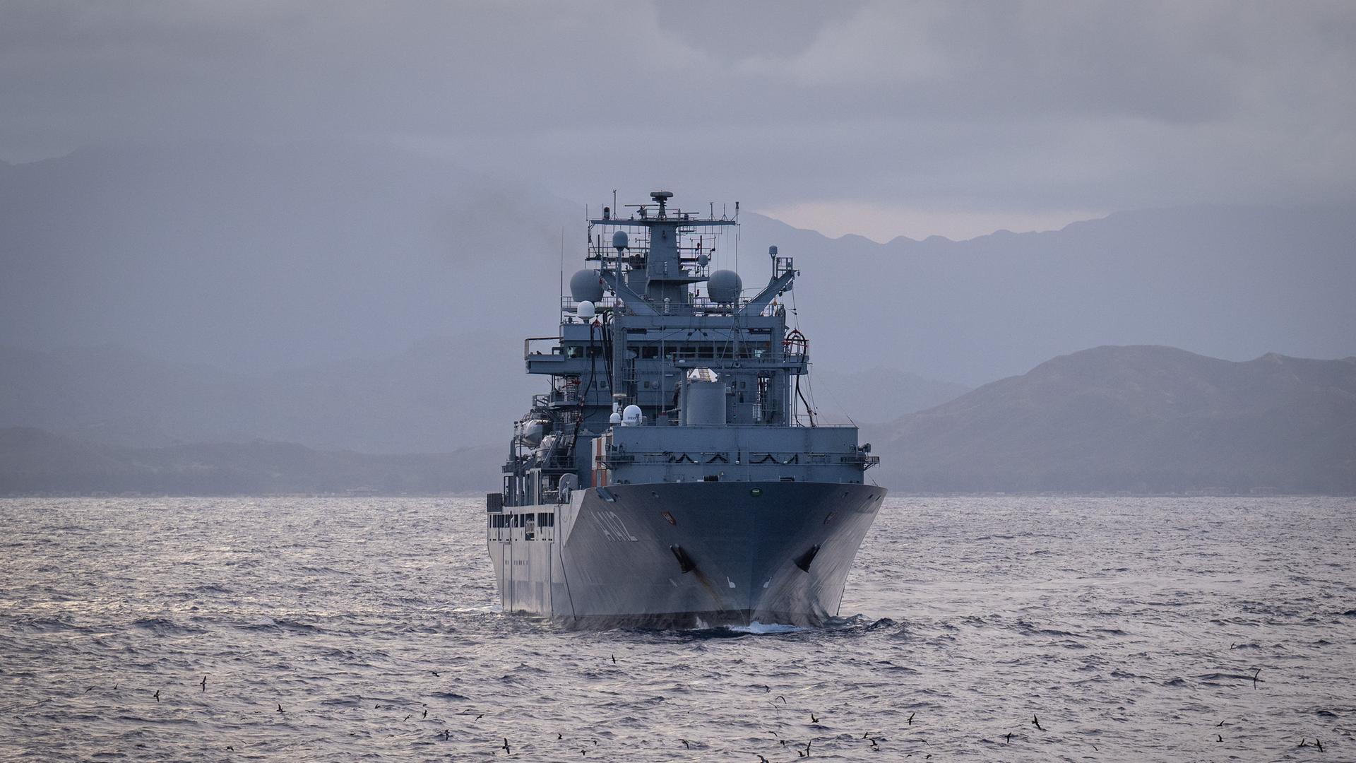 Ein Marine-Schiff fährt über das Meer. 