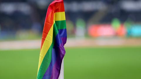 Eine Regenbogenfahne als Eckfahne in einem Fußballstadion.