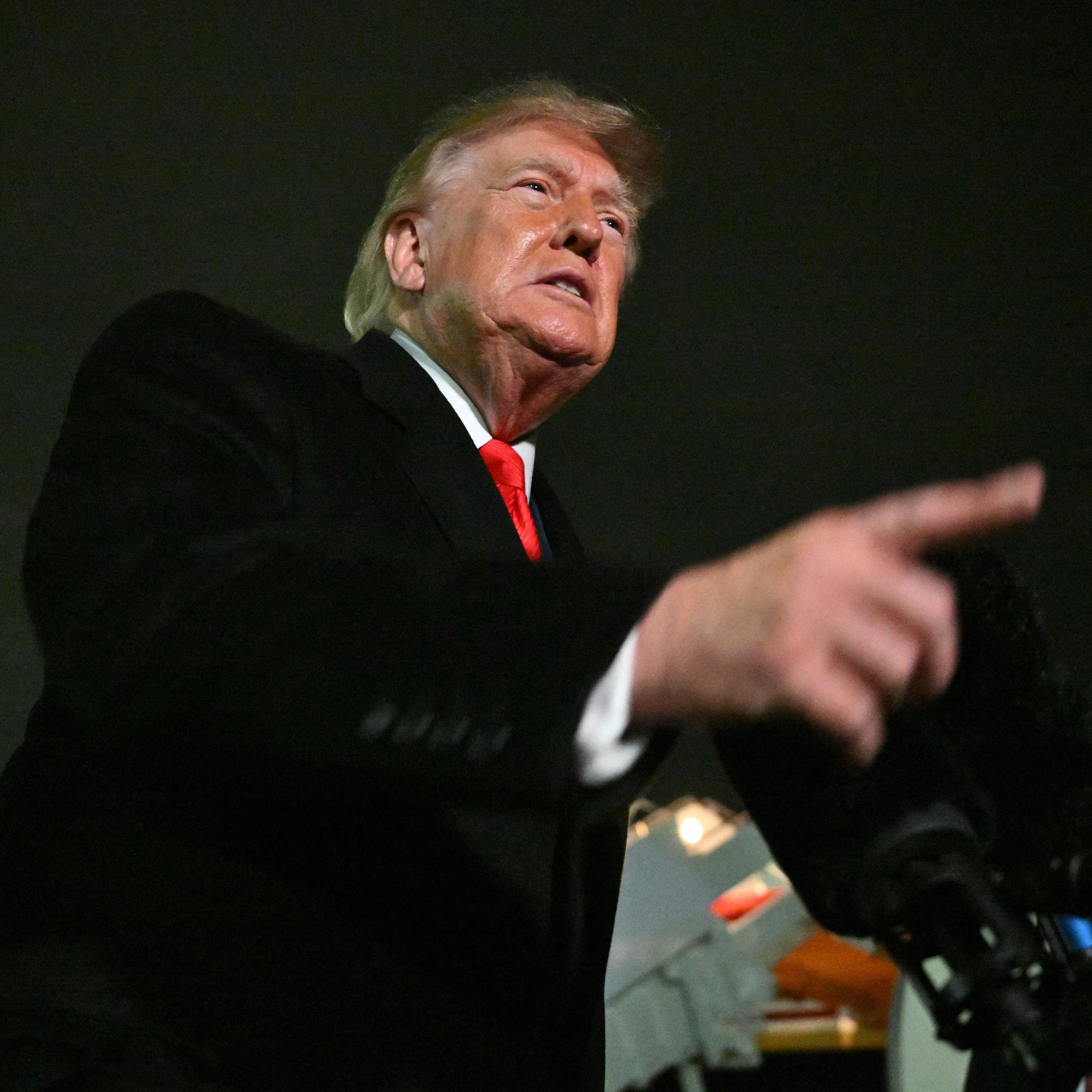 US-Präsident Donald Trump spricht auf dem Regierungsflughafen Joint Base Andrews mit Reportern.