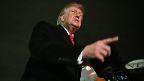 US-Präsident Donald Trump spricht auf dem Regierungsflughafen Joint Base Andrews mit Reportern.