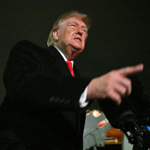 US-Präsident Donald Trump spricht auf dem Regierungsflughafen Joint Base Andrews mit Reportern.