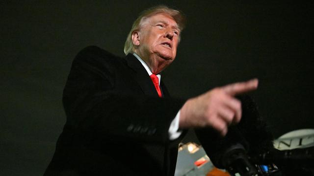 US-Präsident Donald Trump spricht auf dem Regierungsflughafen Joint Base Andrews mit Reportern.