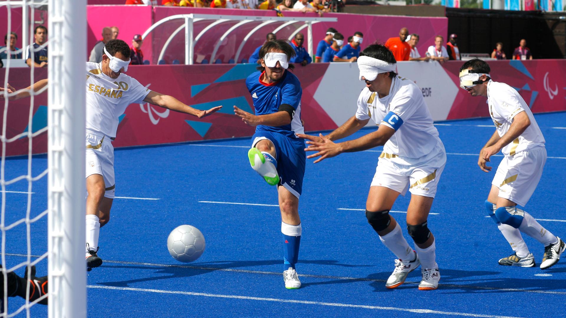 06 September 2012: Paralympics London 2012 - Blindenfussball, 3 Männer mit Augenbinden spielen Fußball
