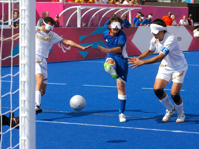 06 September 2012: Paralympics London 2012 - Blindenfussball, 3 Männer mit Augenbinden spielen Fußball
