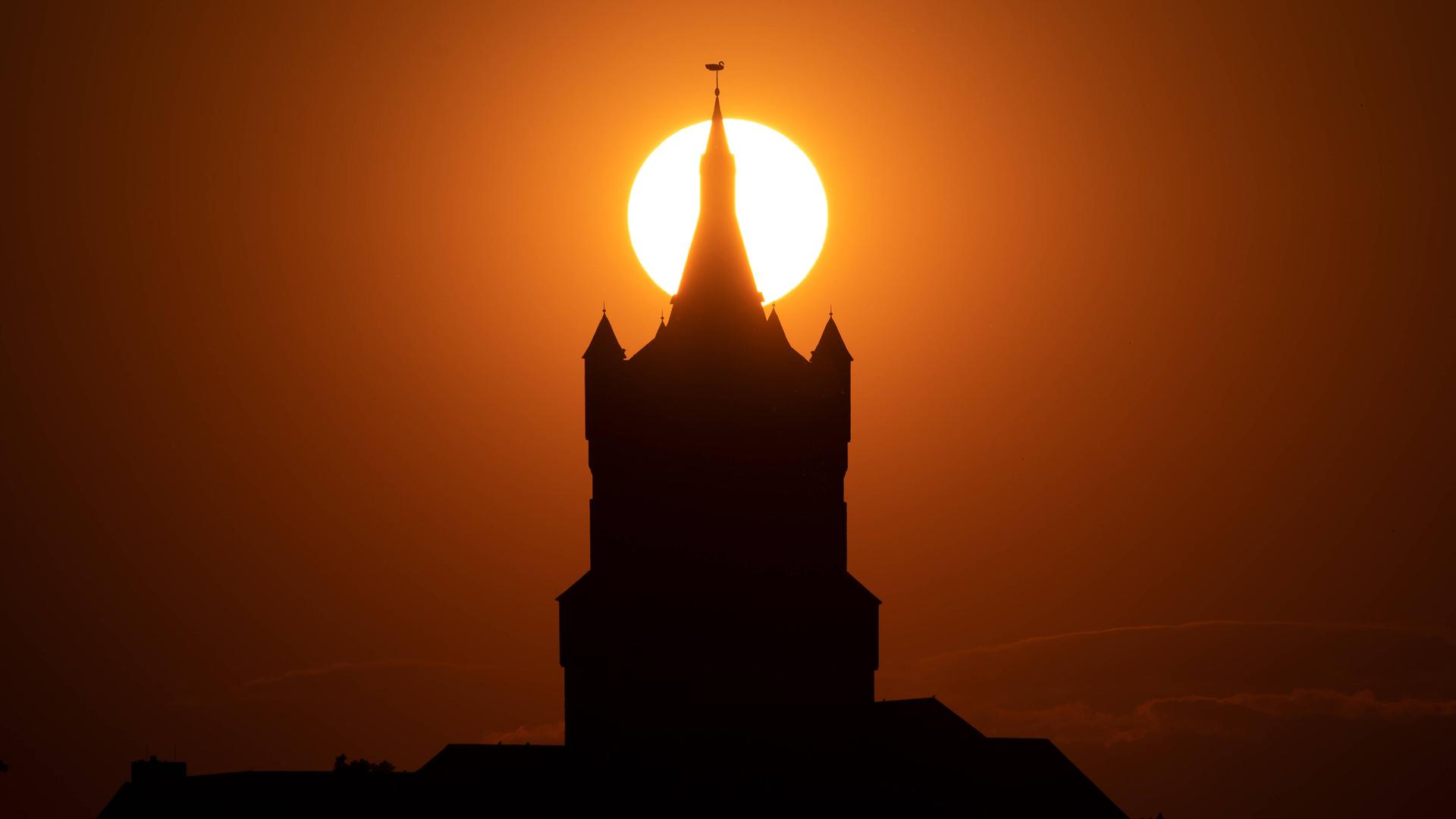 Die alte Schwanenburg in Kleve (Nordrhein-Westfalen) in der untergehenden Sonne.
