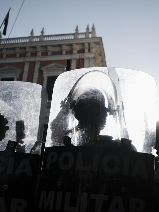Anhänger der Regierung von Luis Arce Catacora stellen sich am 26. Juni 2024 in La Paz, Bolivien, dem Militär entgegen, das bei einem angeblichen Staatsstreich den Murillo-Platz umstellt hat, auf dem sich der Regierungspalast befindet. 