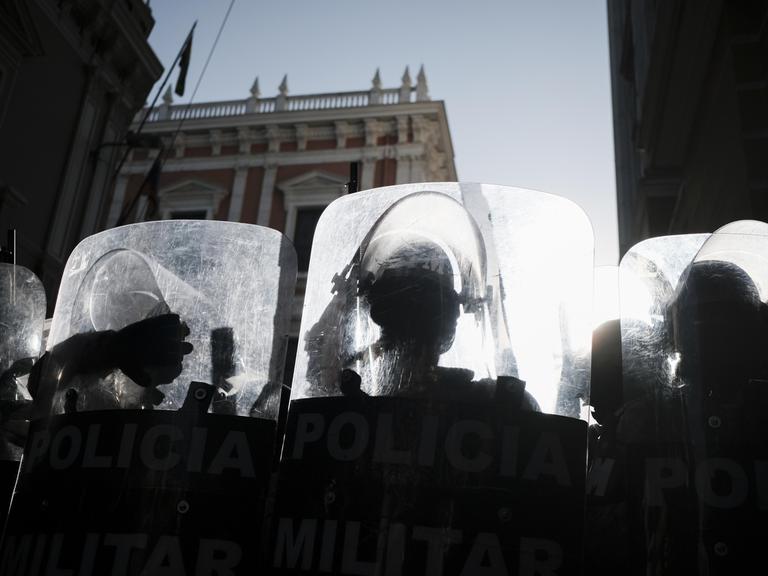 Anhänger der Regierung von Luis Arce Catacora stellen sich am 26. Juni 2024 in La Paz, Bolivien, dem Militär entgegen, das bei einem angeblichen Staatsstreich den Murillo-Platz umstellt hat, auf dem sich der Regierungspalast befindet. 