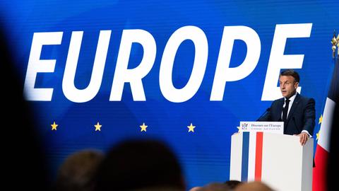 Der französische Präsident Emmanuel Macron steht am Rednerpult, hinter ihm prangen die Buchstaben EUROPE an der Wand.