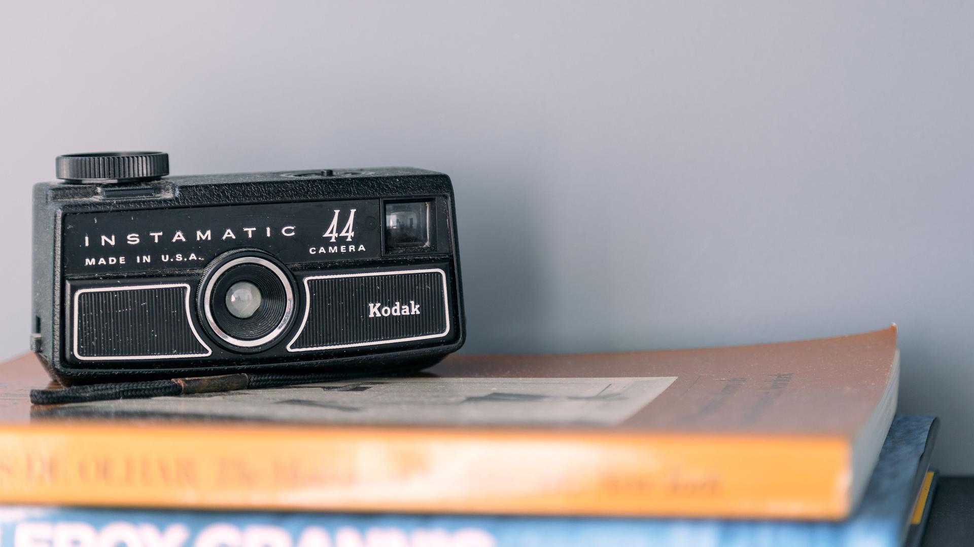 Eine alte Kodak Instamatic 44 auf einem Bücherstapel