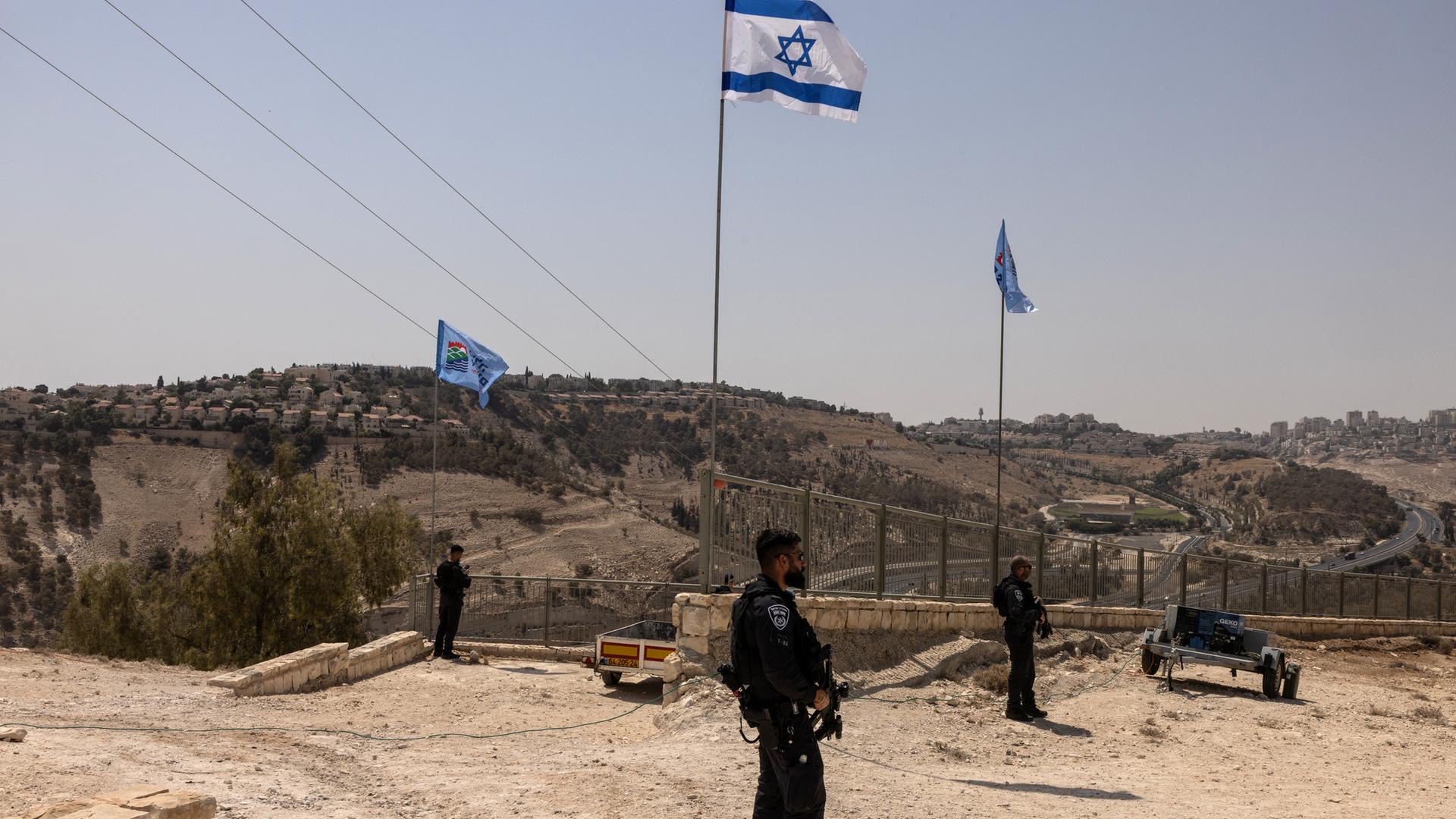 Israelische Polizisten stehen Wache nahe der Siedlung Maale Adummim in einem Landkorridor, der als E1 bekannt ist, außerhalb Jerusalems im besetzten Westjordanland am 14. August 2025. 