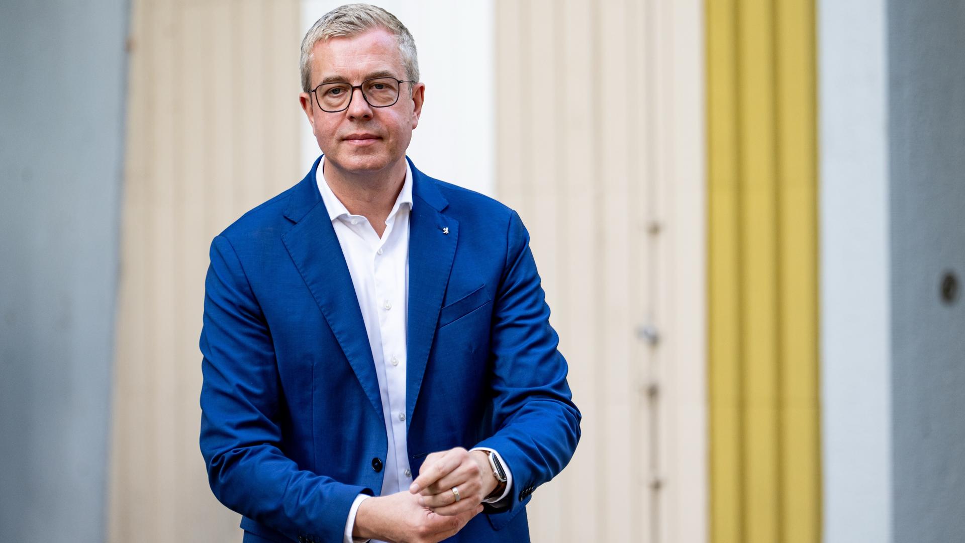 Stefan Evers (CDU), Finanzsenator, kommt nach einer Sitzung des Landesvorstandes der CDU im Ernst-Lemmer-Institut zu einem Statement. Stefan Evers (CDU), Finanzsenator, kommt nach einer Sitzung des Landesvorstandes der CDU im Ernst-Lemmer-Institut zu einem Statement.