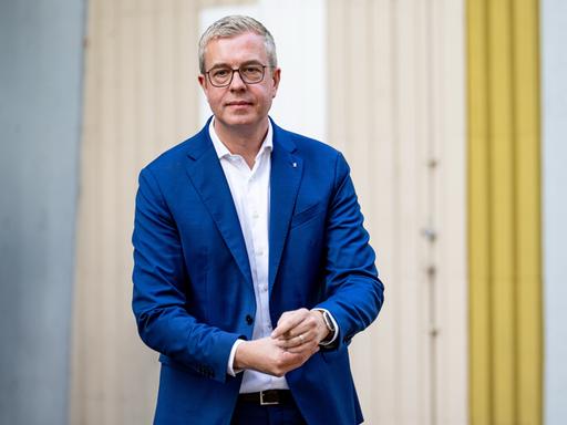 Stefan Evers (CDU), Finanzsenator, kommt nach einer Sitzung des Landesvorstandes der CDU im Ernst-Lemmer-Institut zu einem Statement. Stefan Evers (CDU), Finanzsenator, kommt nach einer Sitzung des Landesvorstandes der CDU im Ernst-Lemmer-Institut zu einem Statement.