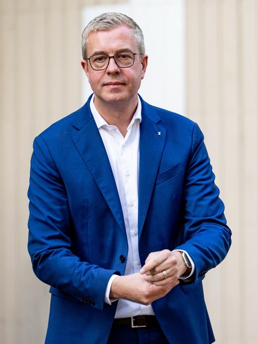 Stefan Evers (CDU), Finanzsenator, kommt nach einer Sitzung des Landesvorstandes der CDU im Ernst-Lemmer-Institut zu einem Statement. Stefan Evers (CDU), Finanzsenator, kommt nach einer Sitzung des Landesvorstandes der CDU im Ernst-Lemmer-Institut zu einem Statement.
