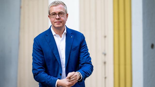 Stefan Evers (CDU), Finanzsenator, kommt nach einer Sitzung des Landesvorstandes der CDU im Ernst-Lemmer-Institut zu einem Statement.