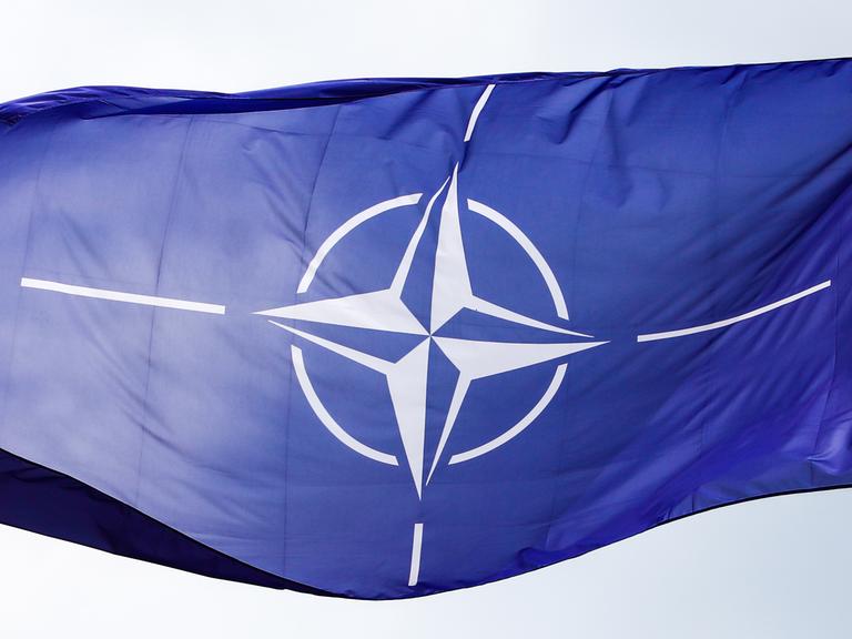 Eine NATO-Flagge weht im Wind. 