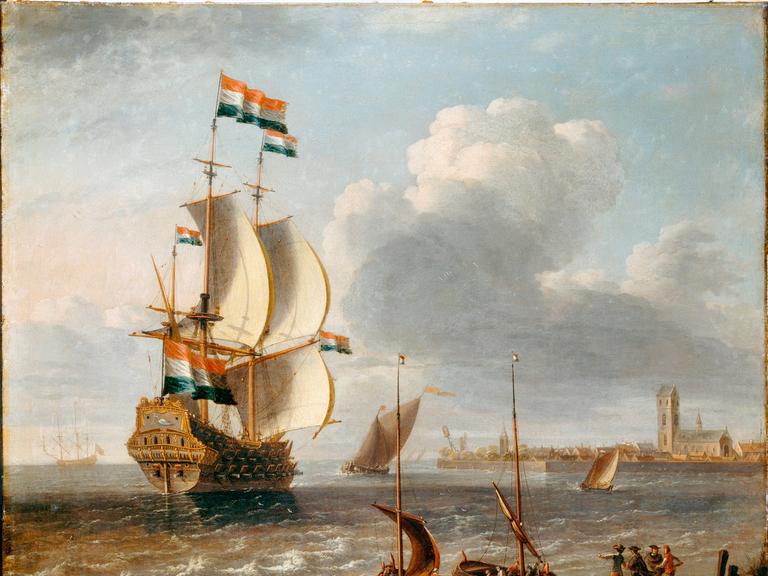 "Ein holländischer Ostindienfahrer vor Hoorn": Undatiertes Ölgemälde des flämischen Malers Lorenzo Castro Das Bild zeigt ein Segelschiff unter holländischer Flagge nahe der Küste. (Quelle: picture allliance)