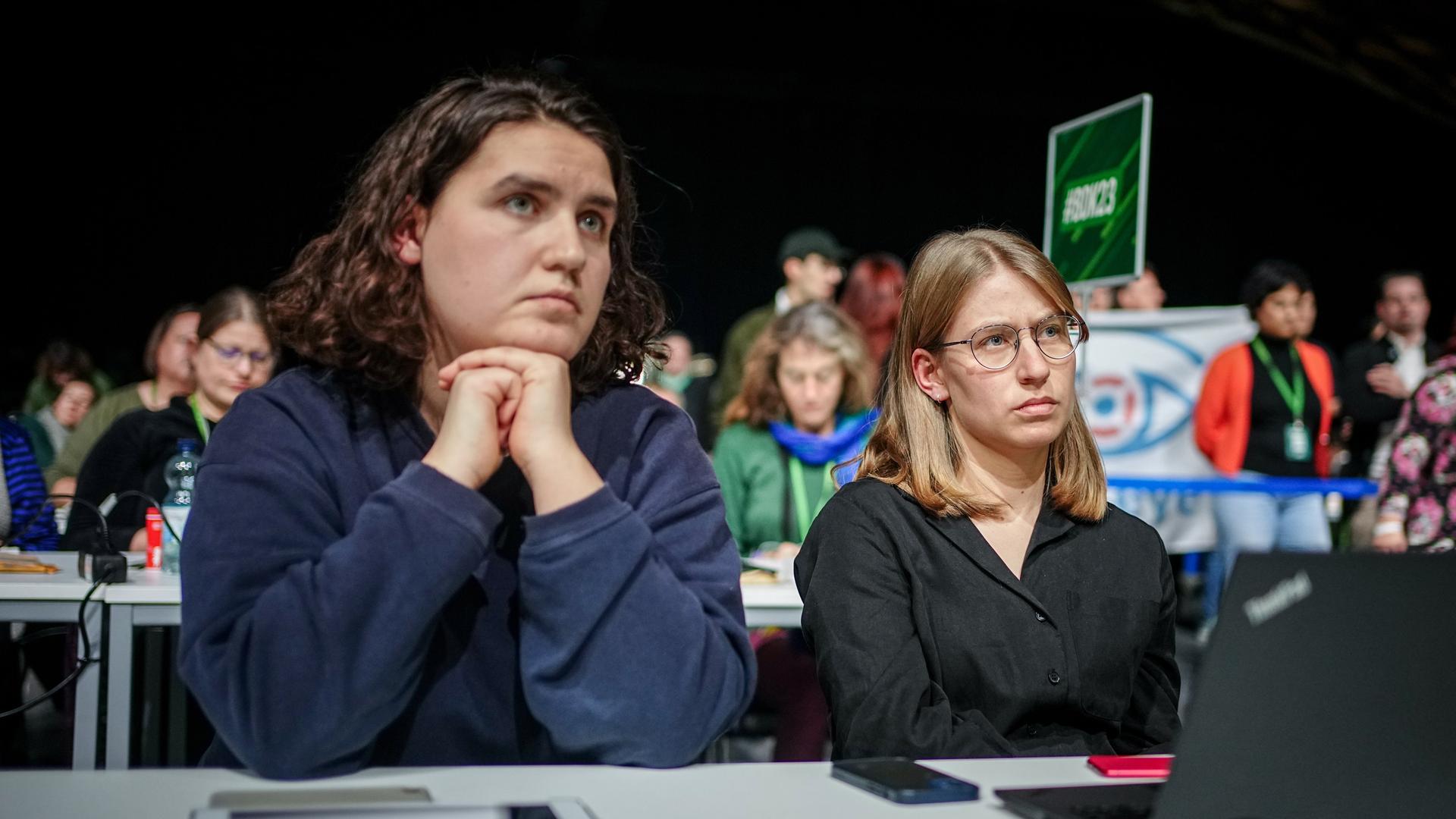 Katharina Stolla (l) und Svenja Appuhn, die Vorsitzenden der Grünen Jugend, beim Bundesparteitag von Bündnis 90/Die Grünen von 2023. 