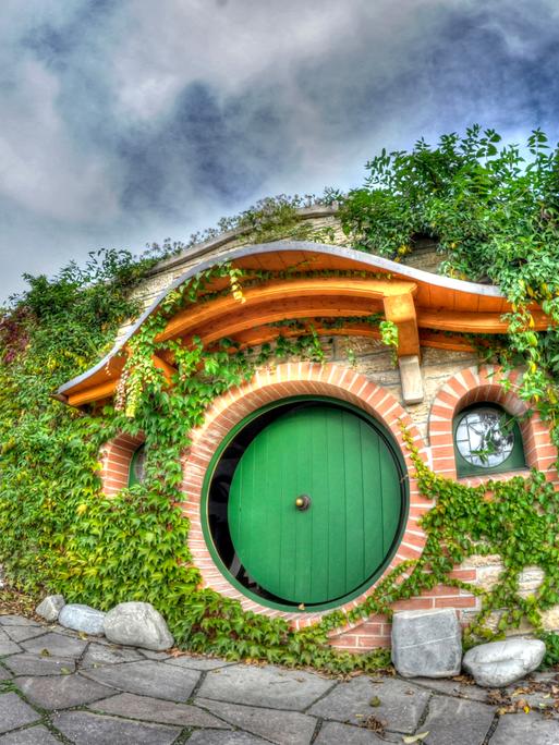 Die undatierte Aufnahme zeigt den Eingang zu dem Hobbit-Museum in Jenins, Schweiz.