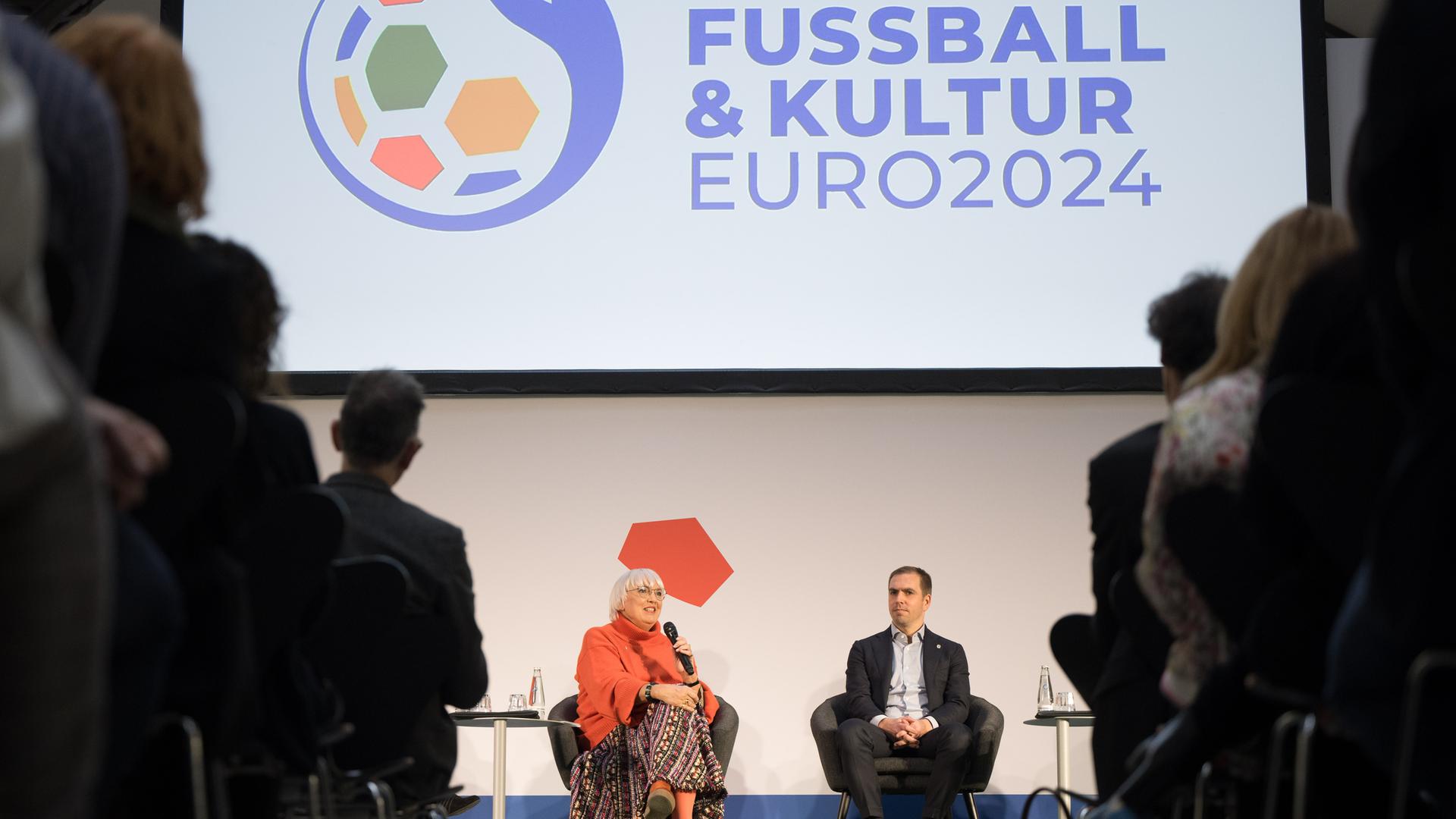 Claudia Roth (Bündnis 90/Die Grünen), Staatsministerin für Kultur und Medien, spricht während der Vorstellung des Kunst- und Kulturprogramms zur UEFA Europameisterschaft 2024 neben Philipp Lahm, Turnierdirektor der Euro 2024.