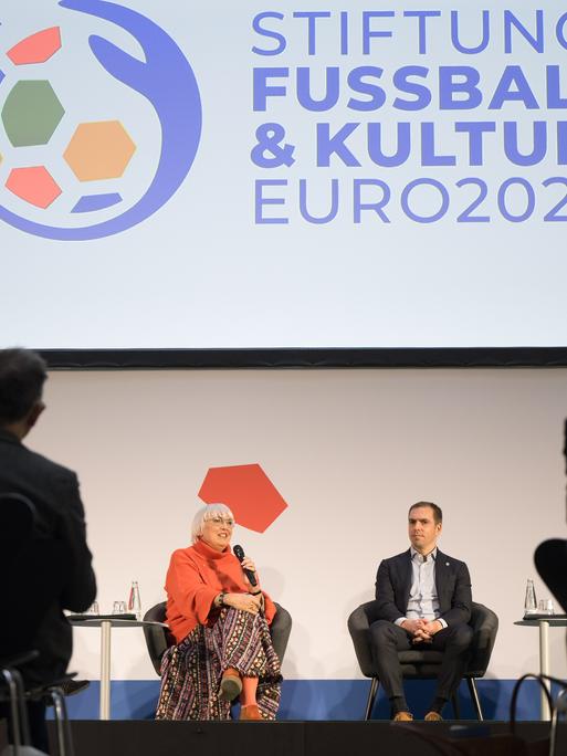 Claudia Roth (Bündnis 90/Die Grünen), Staatsministerin für Kultur und Medien, spricht während der Vorstellung des Kunst- und Kulturprogramms zur UEFA Europameisterschaft 2024 neben Philipp Lahm, Turnierdirektor der Euro 2024.
