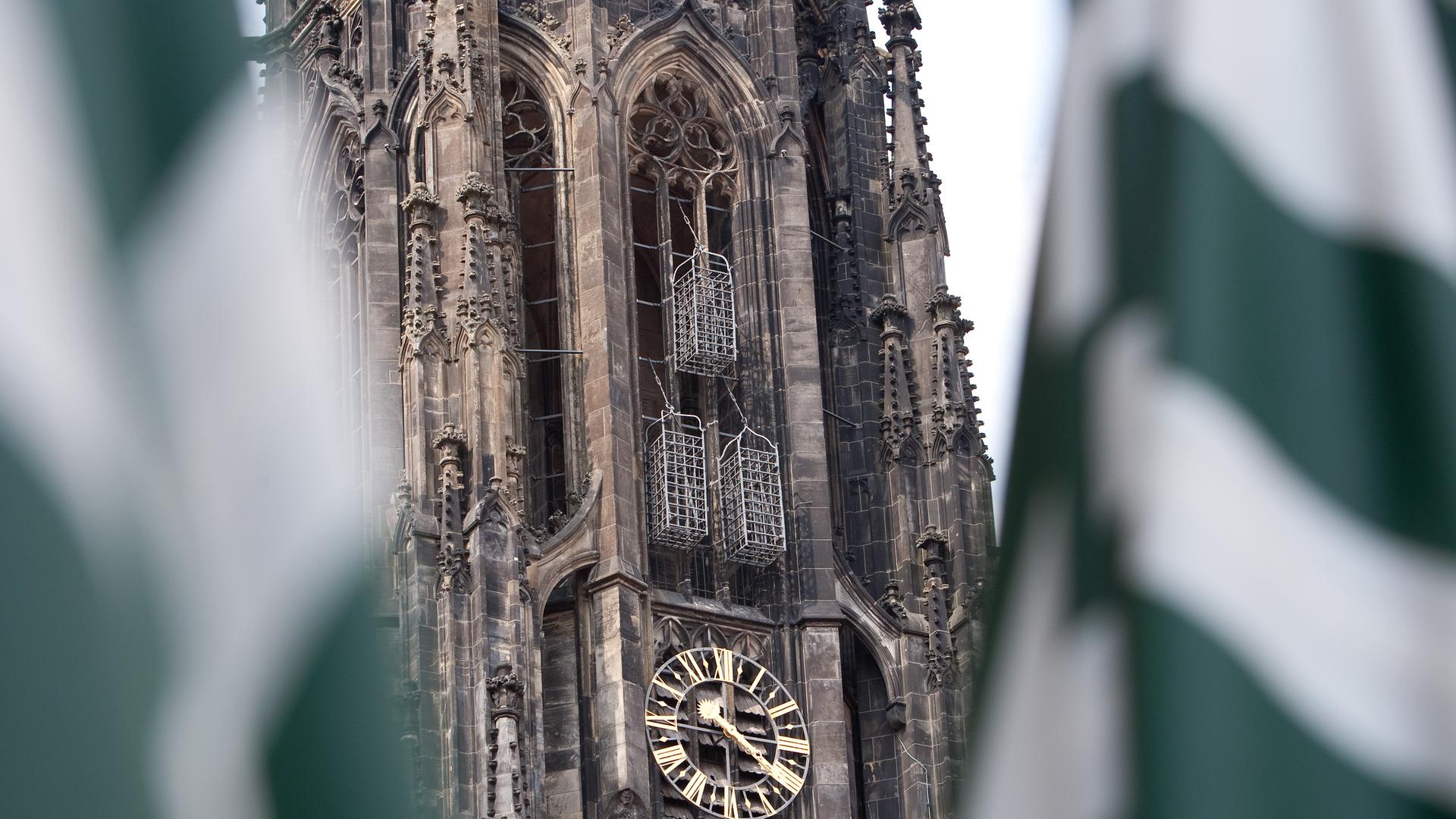 Blick auf den Turm der Kirche St. Lamberti in Münster. In den drei eisernen Körben sollen die Leichname der Täufer Jan van Leiden, Bernd Krechting und Bernd Knipperdolling nach deren Hinrichtung im Jahr 1536 aufgehängt worden sein.