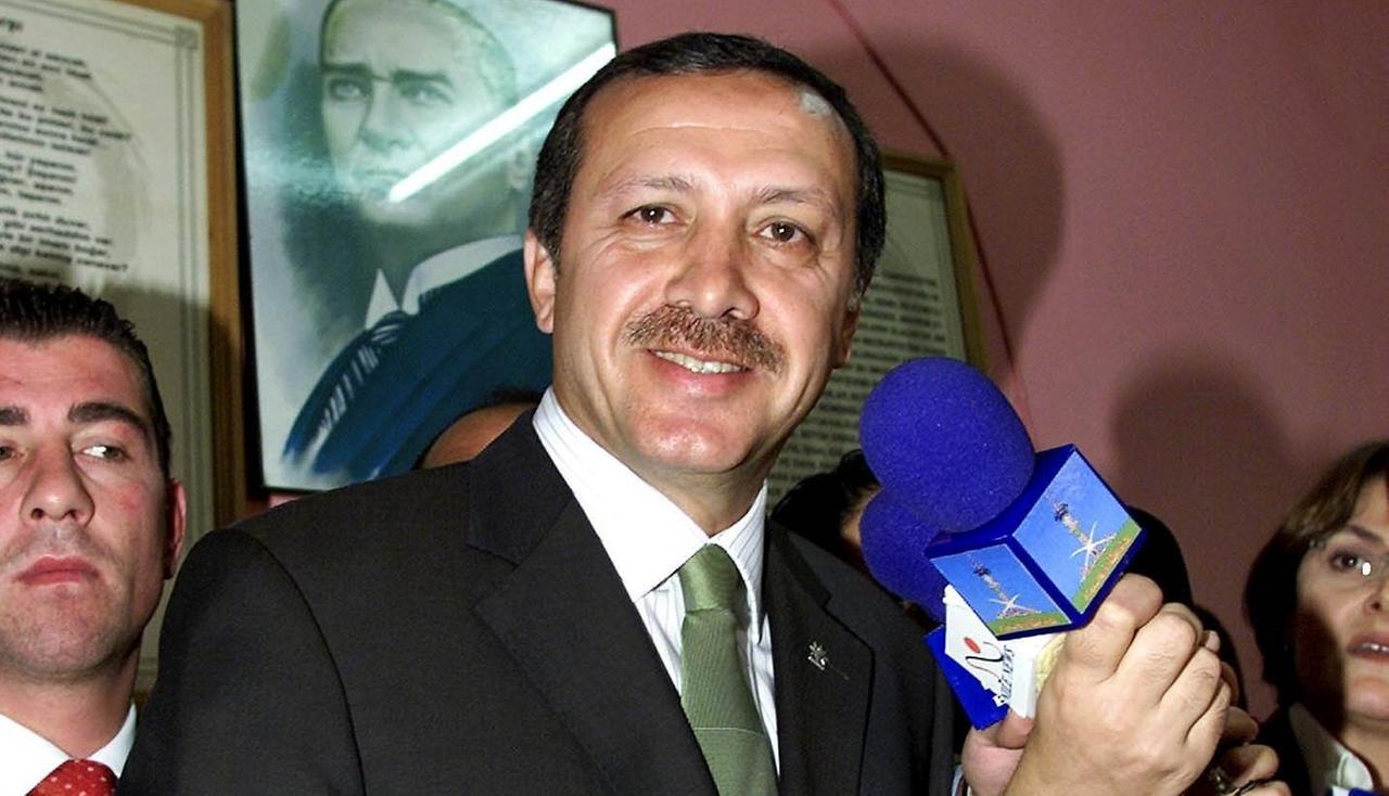 3. November 2002: Recep Tayyip Erdogan bei der Stimmabgabe. Er und seine AKP gewannen damals die türkischen Parlamentswahlen. 