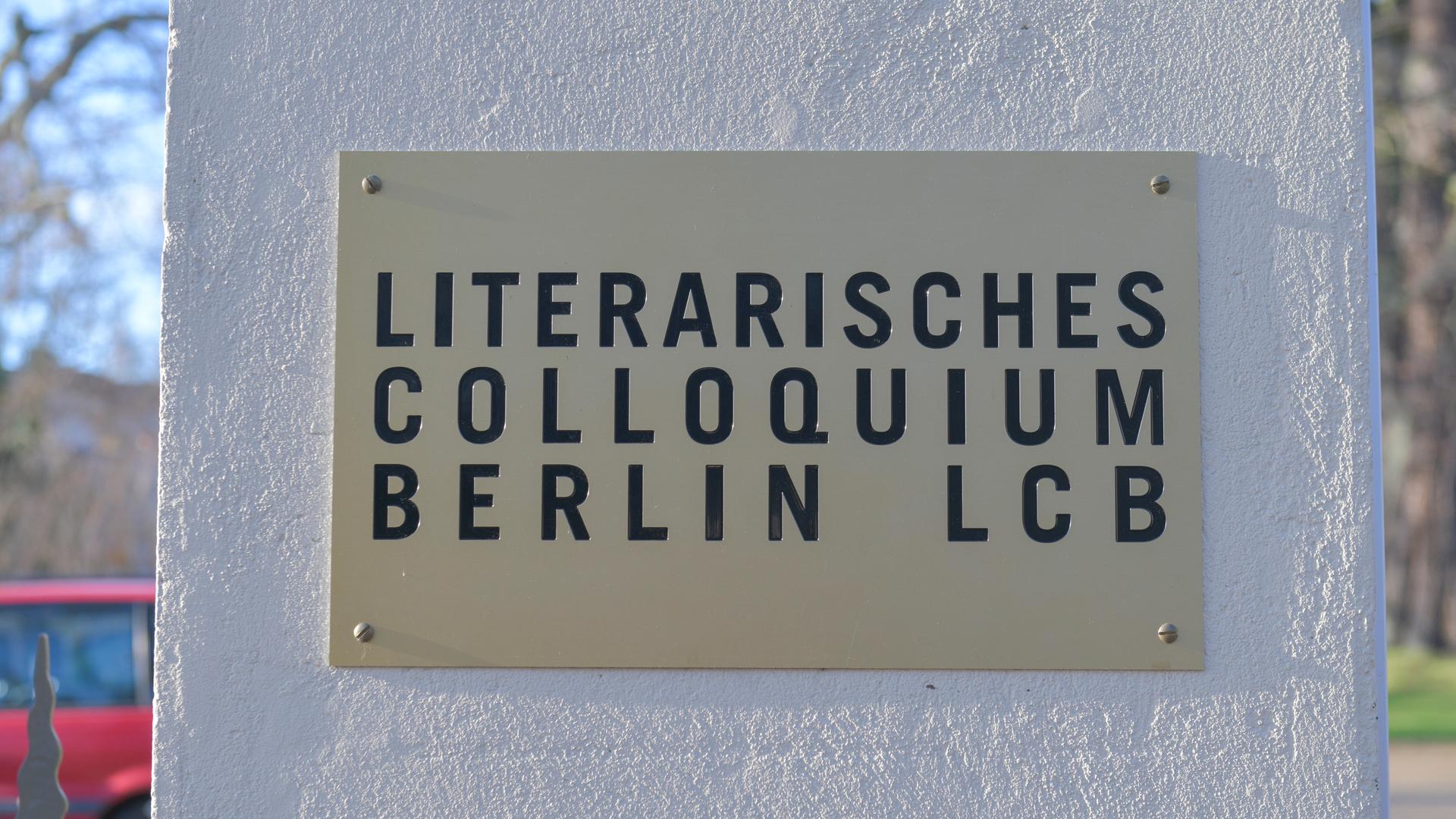 Schild mit der Aufschrift "Literarisches Colloquium Berlin LCB" Schild mit der Aufschrift "Literarisches Colloquium Berlin LCB"