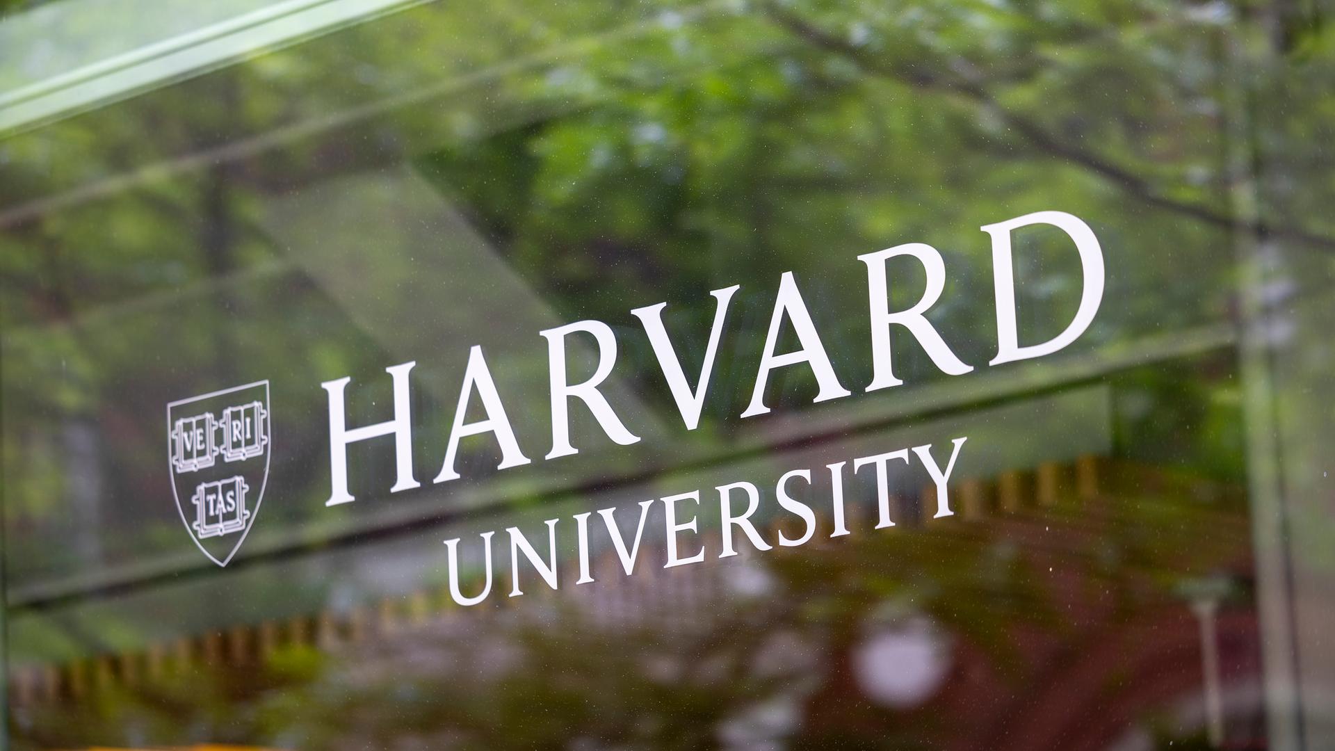 Das Logo der Harvard Universität Das Logo der Harvard Universität