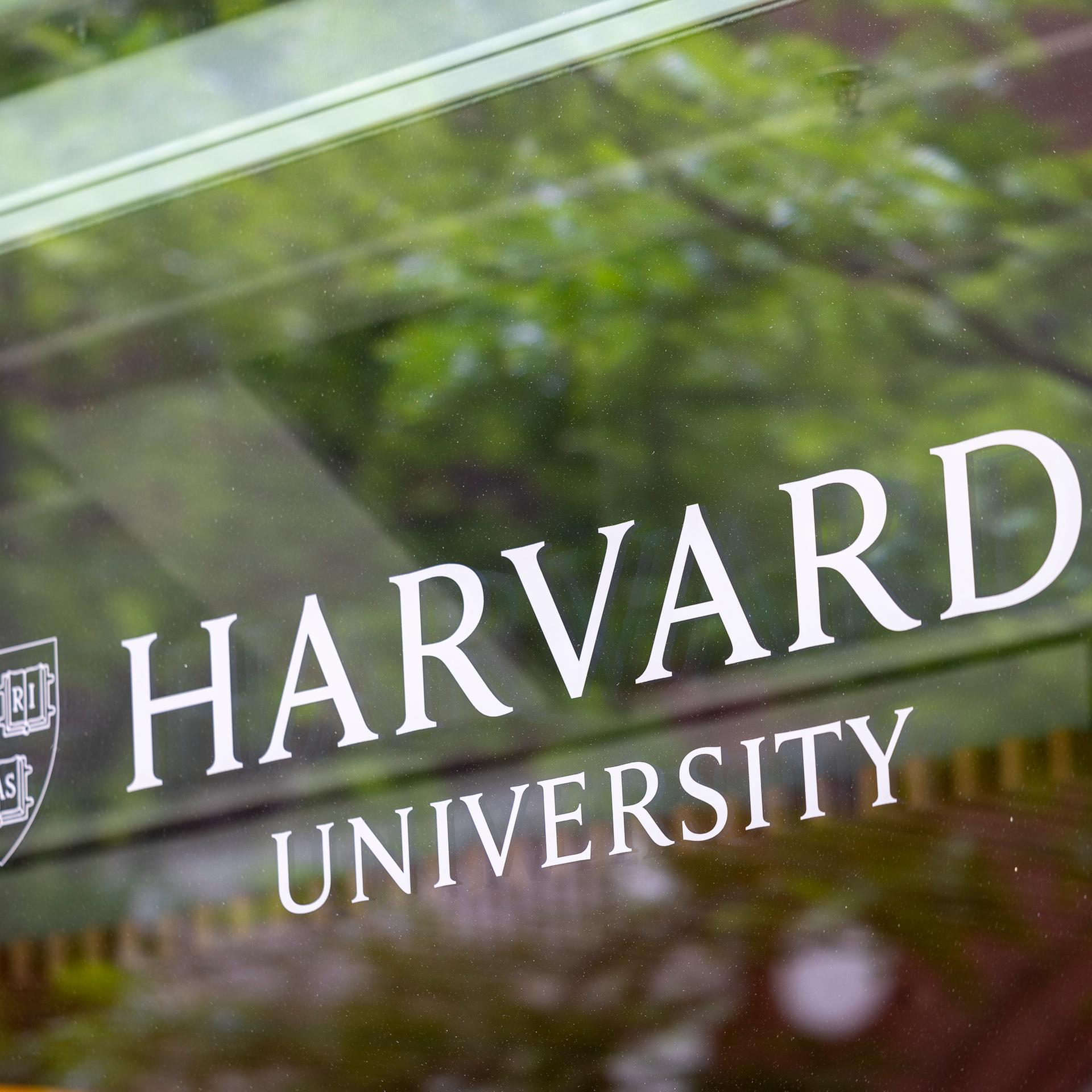 Das Logo der Harvard Universität  