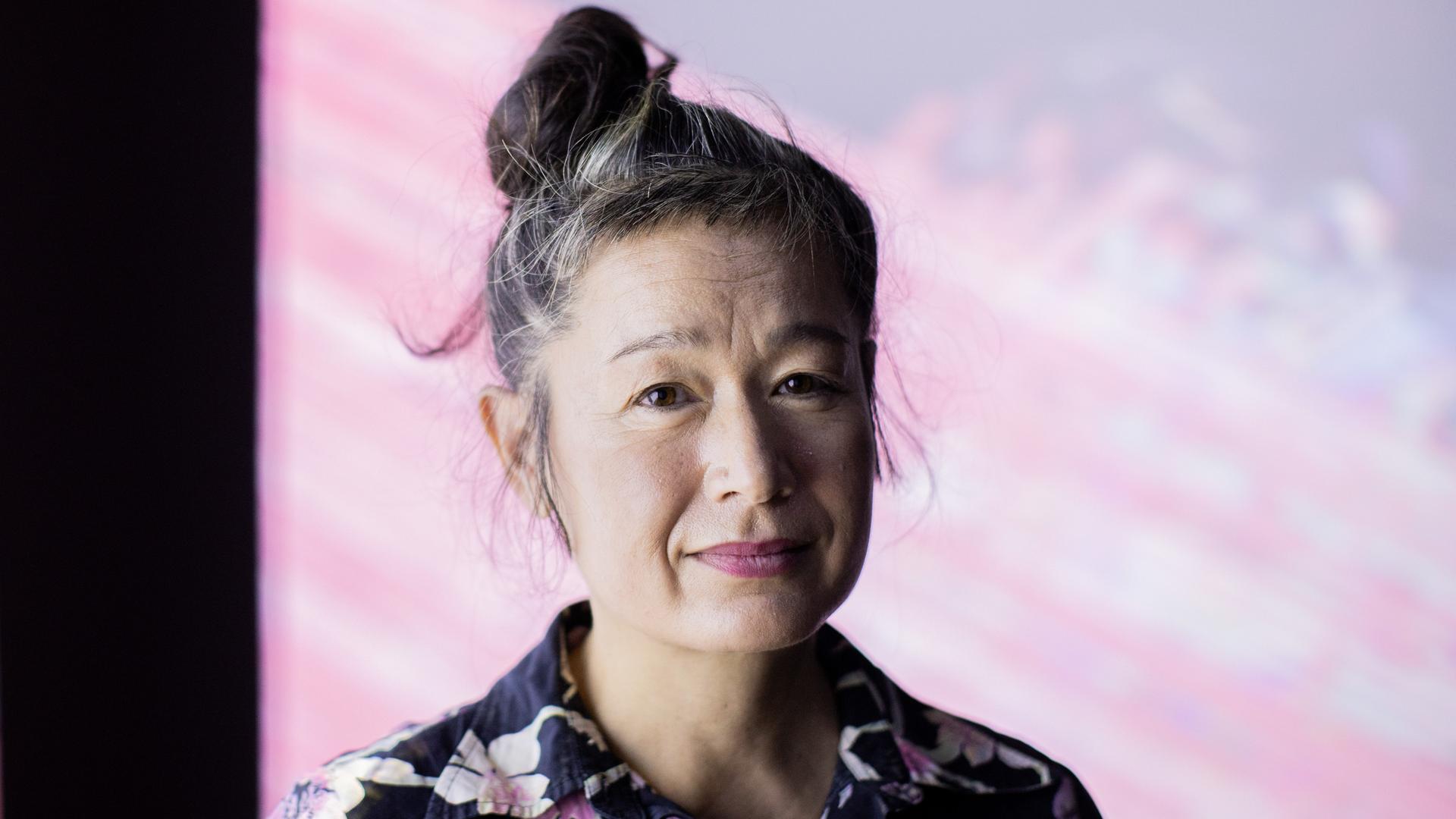 Hito Steyerl, Künstlerin, aufgenommen in der Kunstsammlung K21. Hito Steyerl, Künstlerin, aufgenommen in der Kunstsammlung K21.