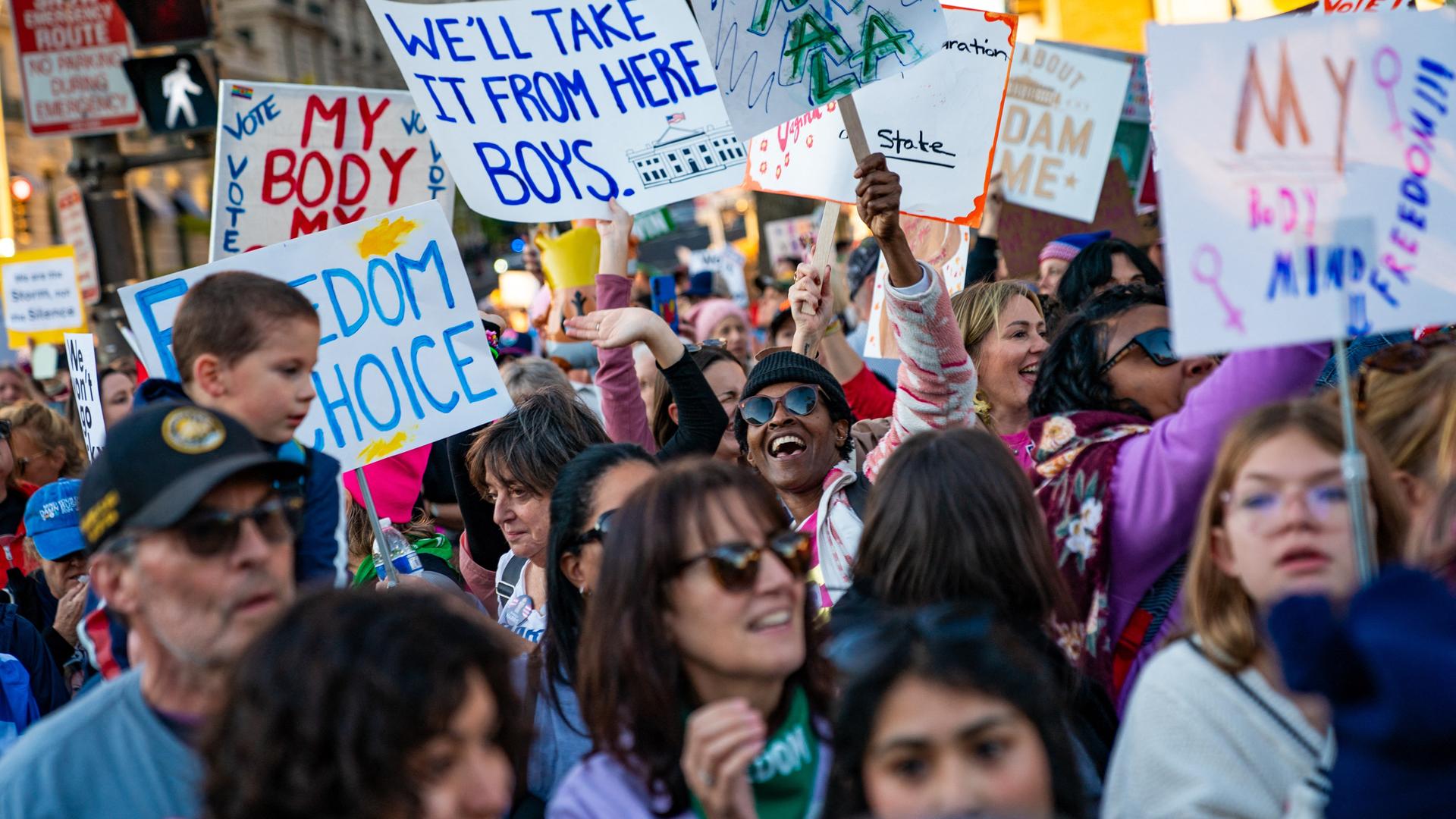 Demonstrierende Frauen und Männer in Washington in den USA. Sie halten Schilder für Frauenrechte empor. 