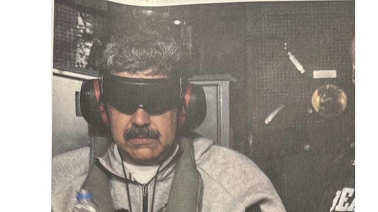 Venezuelas Präsident Maduro mit Kopfhörern, Sonnenbrille und Handfesseln